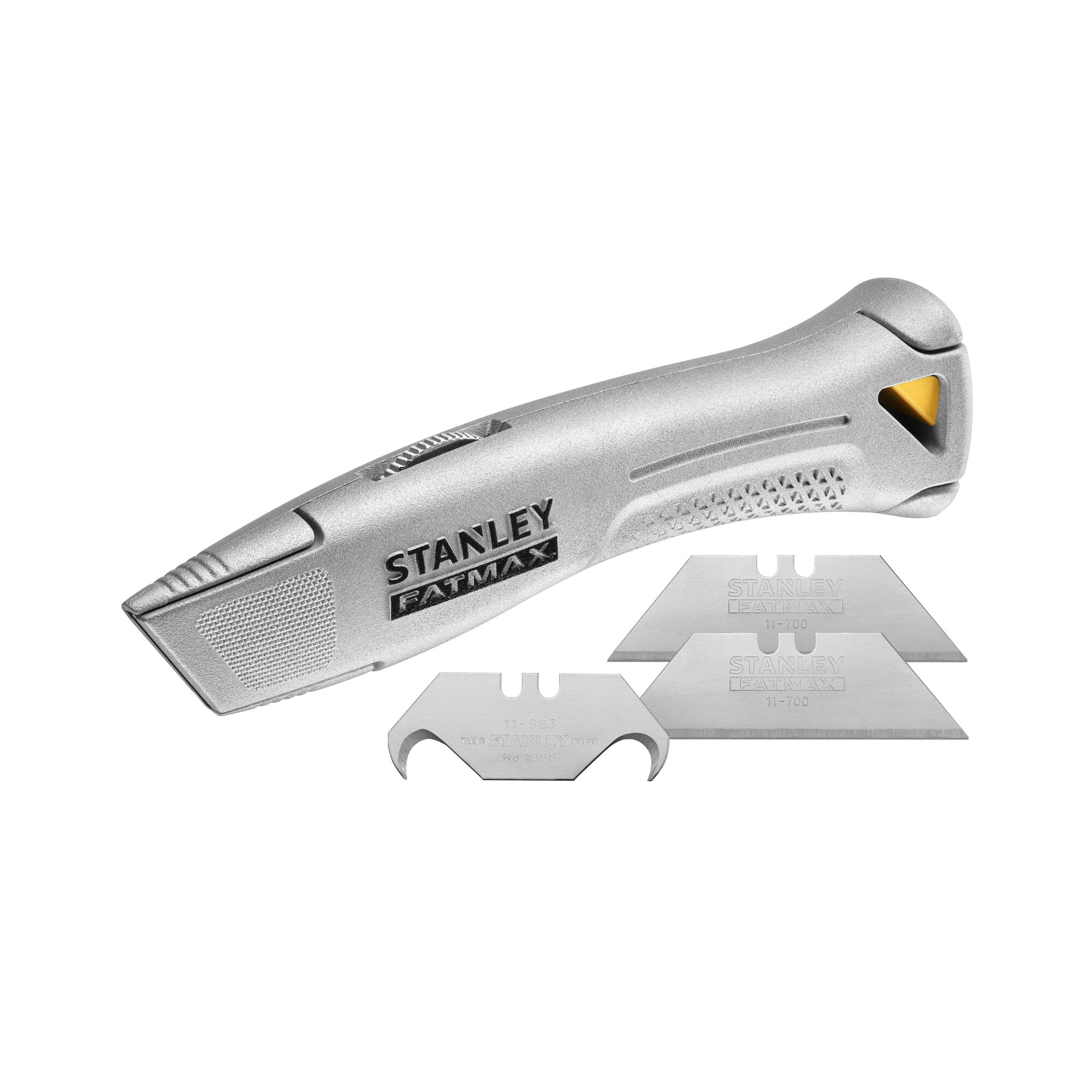 Photo du couteau utilitaire argenté STANLEY FMHT10501-0 avec poignée texturée et trois lames de rechange, vue en angle.